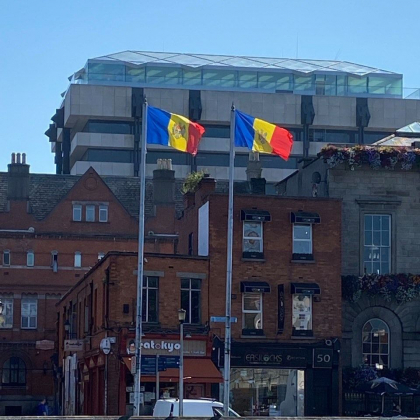 Tricolorul a ajuns in inima orasului Dublin. Sase drapele ale Republicii Moldova au fost inaltate timp de o saptamana pe malul raului Liffey - FOTO Tricolorul a ajuns in inima orasului Dublin. Sase drapele ale Republicii Moldova au fost inaltate timp de o saptamana pe malul raului Liffey - FOTO