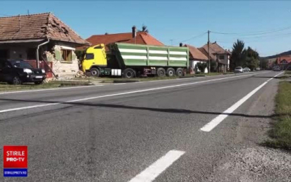 Un roman a scapat ca prin minune si a tras o sperietura zdravana, dupa ce un moldovean a intrat cu TIR-ul in casa lui - VIDEO Un roman a scapat ca prin minune si a tras o sperietura zdravana, dupa ce un moldovean a intrat cu TIR-ul in casa lui - VIDEO