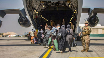Talibanii nu-i mai lasa pe afgani sa mearga la aeroportul din Kabul Talibanii nu-i mai lasa pe afgani sa mearga la aeroportul din Kabul