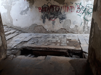Aflata in reparatie de aproape zece luni, o subterana din capitala arata ca dupa razboi. Scarile abia de le mai poti ridica, iar de curatenie nici vorba  - FOTO