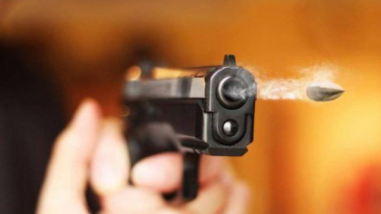 Focuri de arma pe o strada din centrul capitalei. Un barbat a impuscat de cateva ori. Politia a gasit la el droguri