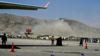 Explozie puternica la una dintre portile aeroportului din Kabul. CNN: Ar fi vorba de un atac sinucigas. Primele imagini Explozie puternica la una dintre portile aeroportului din Kabul. CNN: Ar fi vorba de un atac sinucigas. Primele imagini