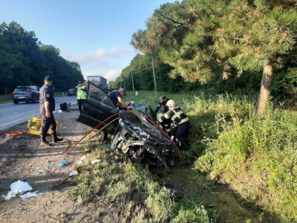 O persoana a murit, iar altele patru au ajuns la spital, dupa ce masina in care se aflau s-a izbit violent de un autocamion la Straseni - FOTO/VIDEO O persoana a murit, iar altele patru au ajuns la spital, dupa ce masina in care se aflau s-a izbit violent de un autocamion la Straseni - FOTO/VIDEO