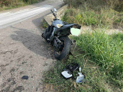 Un tanar a ajuns la spital, dupa ce motocicleta pe care o conducea s-a izbit de o masina pe soseaua Chisinau - Hancesti - FOTO Un tanar a ajuns la spital, dupa ce motocicleta pe care o conducea s-a izbit de o masina pe soseaua Chisinau - Hancesti - FOTO