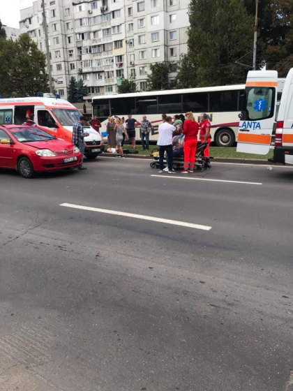 O femeie si copilul ei de 9 ani au fost loviti de o masina pe bulevardul Dacia din capitala. Momentul a fost surprins de o camera de bord - FOTO/VIDEO