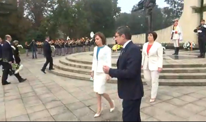 Depuneri de flori de Ziua Independentei. Maia Sandu, Natalia Gavrilita si Igor Grosu au depus flori la monumentul lui Stefan cel Mare si Sfant - VIDEO Depuneri de flori de Ziua Independentei. Maia Sandu, Natalia Gavrilita si Igor Grosu au depus flori la monumentul lui Stefan cel Mare si Sfant - VIDEO