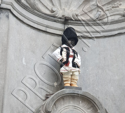 Manneken Pis in stil moldovenesc. Celebra statuie din Bruxelles a fost imbracata astazi in costum national - FOTO