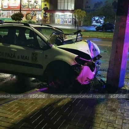 Accident la Balti. Angajatii de la "Servicii Paza al MAI" au intrat cu automobilul intr-un stalp - FOTO