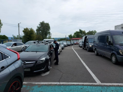 Rand imens de masini la iesire din tara, la vama Leuseni: "Au fost deschise toate benzile de circulatie" - FOTO Rand imens de masini la iesire din tara, la vama Leuseni: "Au fost deschise toate benzile de circulatie" - FOTO