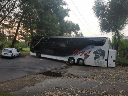 Trafic paralizat, dupa ce un autobuz a ramas blocat pe o strada din capitala - FOTO