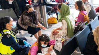 Scene „haotice” in Marea Britanie, dupa aterizarea refugiatilor afgani. Au ajuns desculti si tremurand Scene „haotice” in Marea Britanie, dupa aterizarea refugiatilor afgani. Au ajuns desculti si tremurand