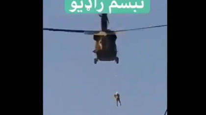 Un taliban a fost filmat in timp ce statea agatat de un elicopter american in zbor Un taliban a fost filmat in timp ce statea agatat de un elicopter american in zbor