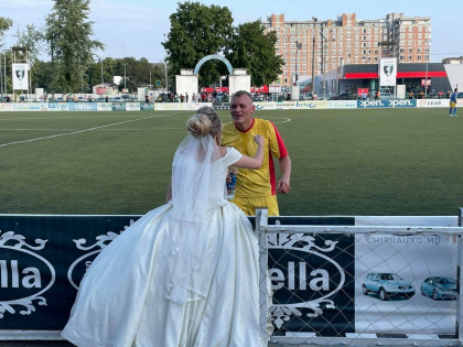 Un fotbalist din FC Macaresti a venit la meci cu mireasa sa. Dupa joc, toti au mers la nunta colegului  - FOTO