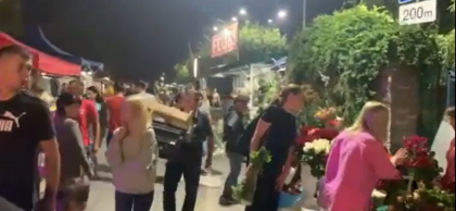 Pregatirile pentru noul an scolar continua. Oamenii s-au imbulzit in aceasta seara la florariile din capitala - VIDEO Pregatirile pentru noul an scolar continua. Oamenii s-au imbulzit in aceasta seara la florariile din capitala - VIDEO