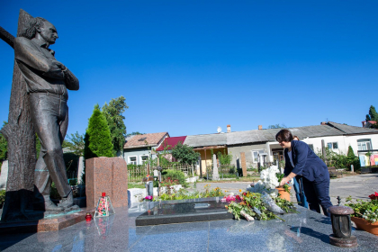 Natalia Gavrilita si Maia Sandu au depus flori de Ziua Limbii Romane la mormintele lui Alexei Mateevici si Grigore Vieru - FOTO Natalia Gavrilita si Maia Sandu au depus flori de Ziua Limbii Romane la mormintele lui Alexei Mateevici si Grigore Vieru - FOTO