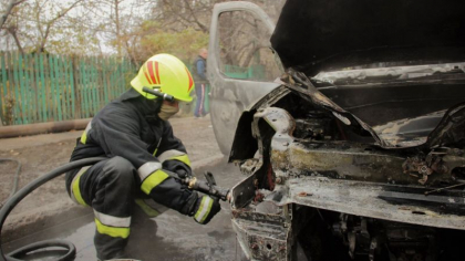 Un Mercedes a luat foc din mers, la Leuseni. Soferul a iesit la timp din masina - FOTO Un Mercedes a luat foc din mers, la Leuseni. Soferul a iesit la timp din masina - FOTO
