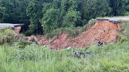 Doi oameni au murit si mai multi sunt in stare grava, dupa ce o parte dintr-o autostrada s-a prabusit - FOTO Doi oameni au murit si mai multi sunt in stare grava, dupa ce o parte dintr-o autostrada s-a prabusit - FOTO