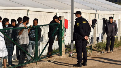 Afganii care fug din calea talibanilor sunt umiliti, batuti si jefuiti la granitele UE: „Politistii ne-au furat banii si telefoanele”