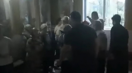 Scandal si bataie intr-o biserica din Ialoveni. Momentul in care preotul este scos pe sus de catre enoriasi - VIDEO Scandal si bataie intr-o biserica din Ialoveni. Momentul in care preotul este scos pe sus de catre enoriasi - VIDEO