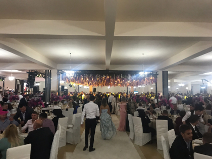 Nunta cu record de persoane - 1700 de invitati. Ultima din sezon, caci de azi nuntile sunt interzise Nunta cu record de persoane - 1700 de invitati. Ultima din sezon, caci de azi nuntile sunt interzise