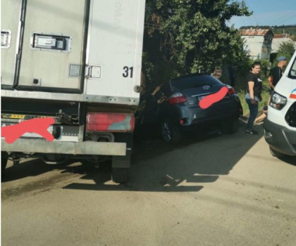 Doua persoane - transportate la spital, dupa ce masina in care se aflau a fost lovita de un camion - FOTO Doua persoane - transportate la spital, dupa ce masina in care se aflau a fost lovita de un camion - FOTO