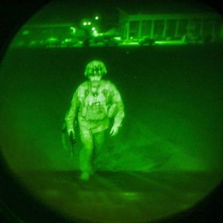 Momentul in care ultimul militar american paraseste Afganistanul, marcand sfarsitul celui mai lung razboi american