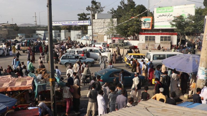 Afganii mai au doar o singura solutie pentru a fugi din tara. Povestea unui barbat sfatuit sa isi abandoneze fetele in Kabul