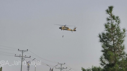 Imaginile virale cu "afganul spanzurat de un elicopter american", verificate de Reuters: In clip apare un om viu, prins intr-un ham - VIDEO Imaginile virale cu "afganul spanzurat de un elicopter american", verificate de Reuters: In clip apare un om viu, prins intr-un ham - VIDEO