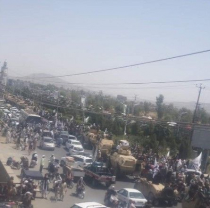 Talibanii au sarbatorit „victoria” in Kandahar cu o parada militara cu blindatele si elicopterele lasate in urma de americani - FOTO/VIDEO