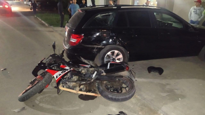 Doi minori - transportati la spital, dupa ce s-au izbit cu motocicleta intr-un Mercedes - FOTO