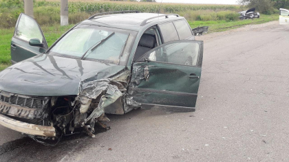 A iesit la depasire si a provocat un accident. Doua persoane - transportate la spital, dupa ce masina in care se aflau a fost izbita de un Hyundai - FOTO A iesit la depasire si a provocat un accident. Doua persoane - transportate la spital, dupa ce masina in care se aflau a fost izbita de un Hyundai - FOTO