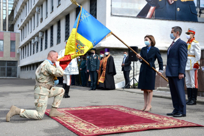 Momentul in care Maia Sandu tine in mana steagul Republicii Moldova, in timpul ceremoniei dedicate celor 30 de ani de la formarea Armatei Nationale. Discursul tinut de sefa statului - FOTO Momentul in care Maia Sandu tine in mana steagul Republicii Moldova, in timpul ceremoniei dedicate celor 30 de ani de la formarea Armatei Nationale. Discursul tinut de sefa statului - FOTO