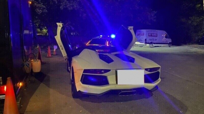 Reactia unui sofer de Lamborghini dupa ce a ramas fara bolidul de lux. Nu si-a platit impozitul pentru ca era „prea scump” Reactia unui sofer de Lamborghini dupa ce a ramas fara bolidul de lux. Nu si-a platit impozitul pentru ca era „prea scump”