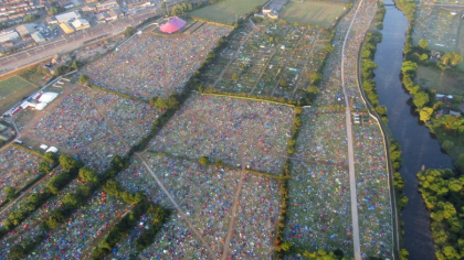 Mii de corturi abandonate si o mare de gunoaie ramase dupa un festival din Anglia Mii de corturi abandonate si o mare de gunoaie ramase dupa un festival din Anglia