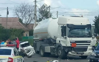 Accident in Gagauzia. Un TIR s-a izbit intr-un Renault parcat pe marginea drumului - FOTO Accident in Gagauzia. Un TIR s-a izbit intr-un Renault parcat pe marginea drumului - FOTO