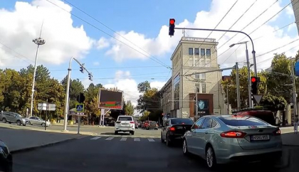 Obraznicie pe drumurile din capitala: a apasat pedala de acceleratie si a trecut pe rosu, facand viraje printre masini - VIDEO