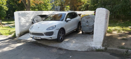 Imaginea zilei. Si-a aruncat Porsche-ul la gunoi? Cum a parcat un sofer in capitala - FOTO
