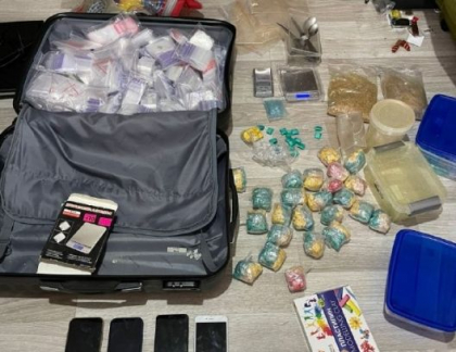 Sase persoane retinute pentru ca vindeau droguri pe retelele de socializare. Oamenii legii au confiscat narcotice in valoare de 2 milioane de lei - FOTO
Sase persoane retinute pentru ca vindeau droguri pe retelele de socializare. Oamenii legii au confiscat narcotice in valoare de 2 milioane de lei - FOTO