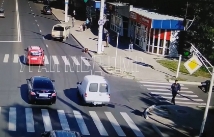 O tanara de 18 ani a fost lovita de un microbuz pe o strada din Tiraspol. Momentul impactului a fost inregistrat de camerele de supraveghere - VIDEO