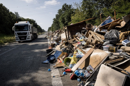 O autostrada din Belgia a fost transformata in groapa de gunoi dupa inundatiile catastrofale din iulie - FOTO