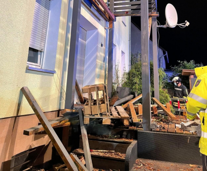 Un balcon plin cu invitati s-a prabusit de la etajul 3 in timpul unei petreceri din Germania. Sunt noua raniti Un balcon plin cu invitati s-a prabusit de la etajul 3 in timpul unei petreceri din Germania. Sunt noua raniti