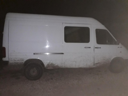 Au "pierdut" un microbuz cu marfa de contrabanda la Briceni. Greseala comisa de patru politistii de frontiera - FOTO