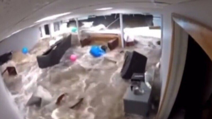 Momentul in care zidul unei cladiri cedeaza in urma inundatiilor provocate de Ida - VIDEO Momentul in care zidul unei cladiri cedeaza in urma inundatiilor provocate de Ida - VIDEO