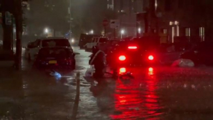 Imaginile cu un curier care livreaza mancare pe bicicleta, cu apa pana la brau, in Brooklyn, au ajuns virale - VIDEO