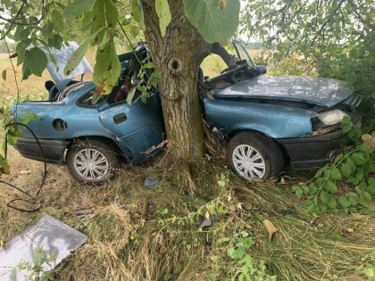 Accident tragic la Comrat. Un barbat a murit, dupa masina pe care o conducea a derapat de pe traseu si s-a izbit de un copac - FOTO