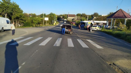 O minora a ajuns la spital, dupa ce a fost lovita de o masina, in Ialoveni. Politia: pietonul traversa strada neregulamentar - FOTO