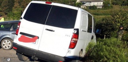 Accident in lant. Trei masini - grav avariate dupa ce s-au lovit puternic, la Hincesti. Un minor - transportat la spital - FOTO
