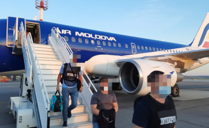 Un moldovean, anuntat in cautare internationala, extradat din Italia - FOTO Un moldovean, anuntat in cautare internationala, extradat din Italia - FOTO