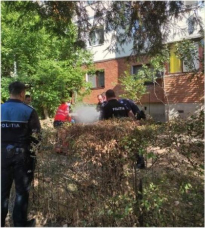 Femeia din Targu Jiu, care a cazut de la balcon in timp ce intindea rufele, s-a stins din viata. Doi copii isi plang mama Femeia din Targu Jiu, care a cazut de la balcon in timp ce intindea rufele, s-a stins din viata. Doi copii isi plang mama