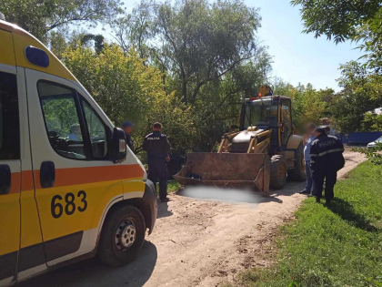 Un barbat a ajuns in stare grava la spital, dupa ce a fost strivit intre un microbuz si lopata unui tractor. Soferul, fiind beat, a fugit de la fata locului - FOTO Un barbat a ajuns in stare grava la spital, dupa ce a fost strivit intre un microbuz si lopata unui tractor. Soferul, fiind beat, a fugit de la fata locului - FOTO